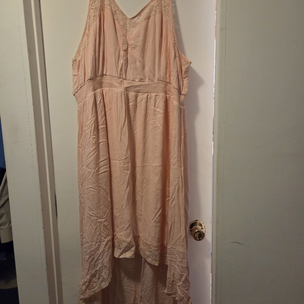 Chic Lace-Trimmed Midi Dress in Soft Peach